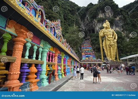 Il Tempio di Batu Caves: Un Santuario Hindu Sublime Incastonato nella Roccia!