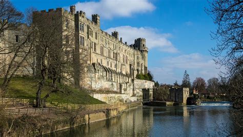 Il Castello di Warwick: Un Viaggio Nel Tempo con una Spolverata di Follia Cavalleresca!