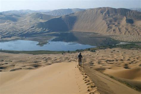  Il Deserto di Badain Jaran: Una Danza di Dune Gigantesche e Misteri Ancestrali!