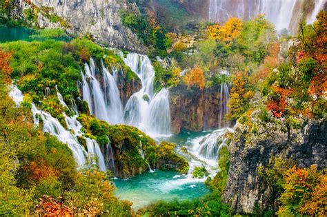  Il Parco Nazionale di Jingpohu: Un Paradiso Verde con Laghi Scintillanti e Cascate Rinfrescanti!