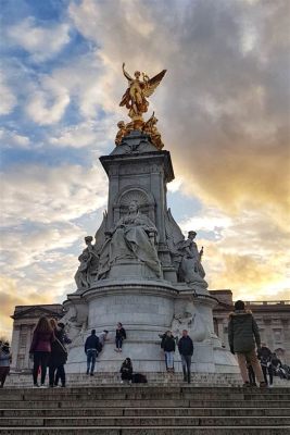 Il Victoria Memorial: Un Palazzo Monumentale di Marmo Bianco che Riflette la Storia Britannica!