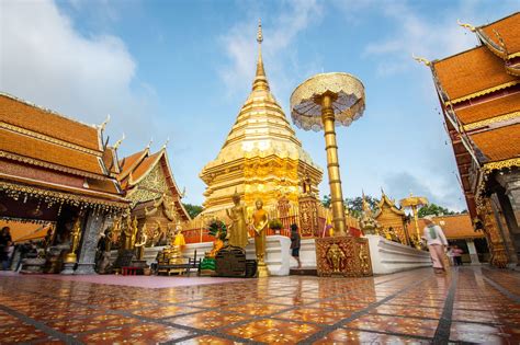  Wat Phra That Doi Suthep: Un Tempio Incantato Su Una Montagna Sacra!